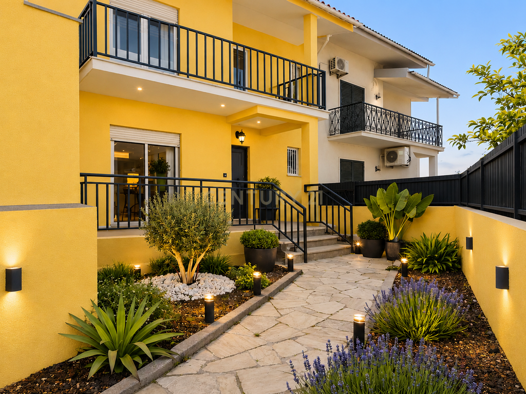 Moradia T3 em Porto Salvo | 213 m² | Garagem | Pátio e Jardim - Image 1