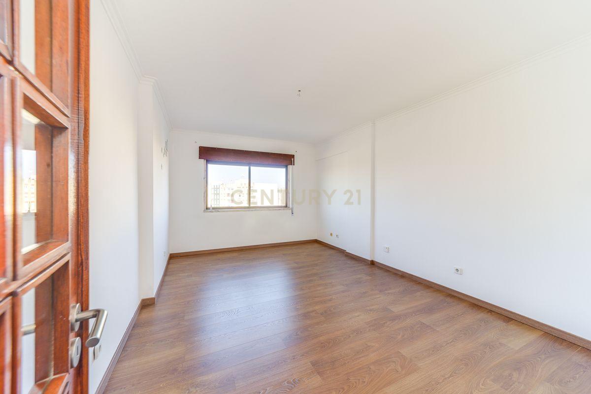 Fotografia 2 de Apartamento T2 com 75 m², situado numa zona central e muito procurada do Cacém