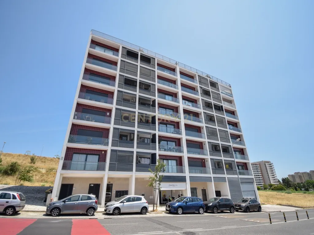 Apartamento T3 com Áreas Generosas e Vista Desafogada - Image 32