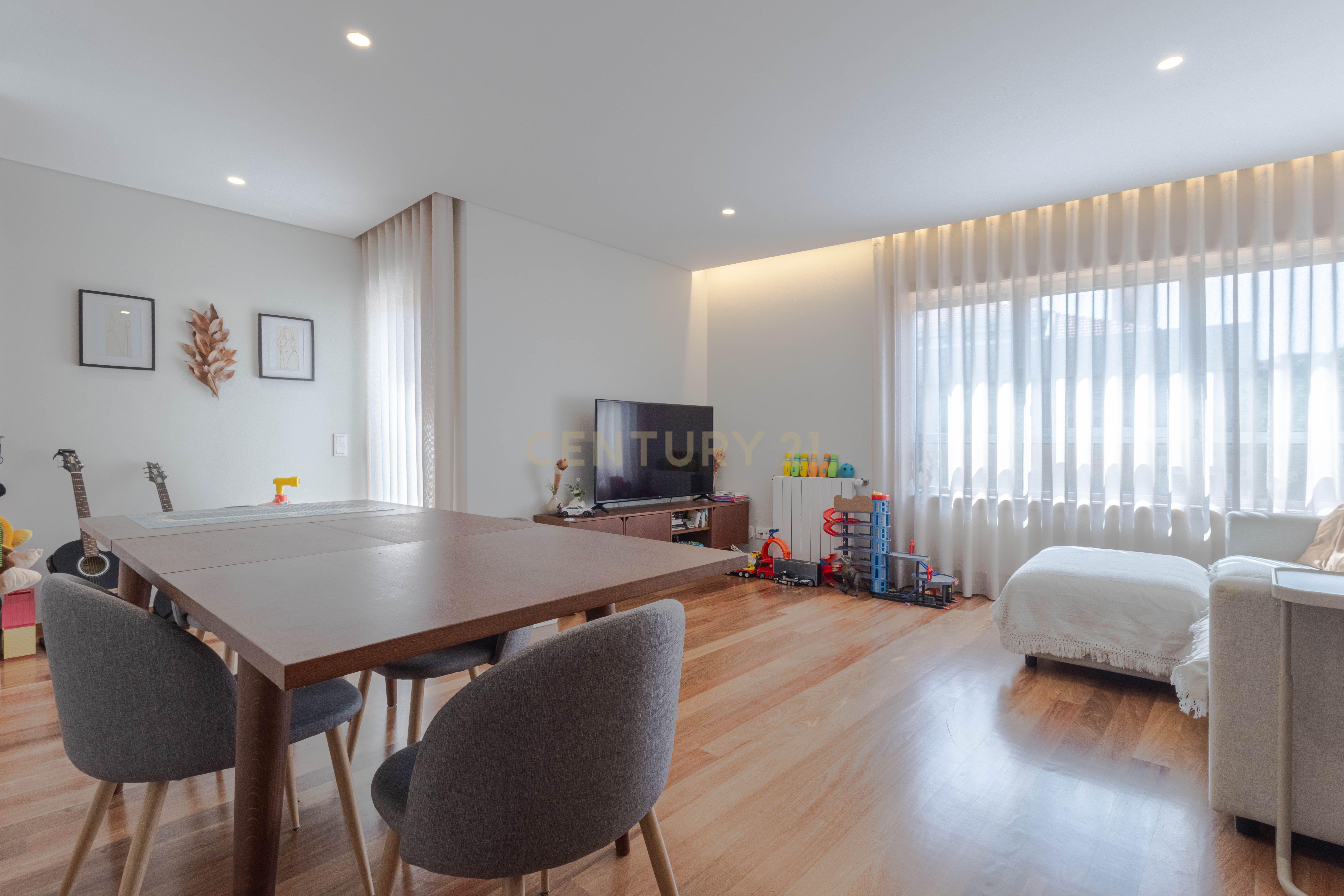 Fotografia 4 de O Seu Refúgio Moderno em Gaia: T2 com Suite, Varanda e Condomínio Fechado com Salão de Eventos