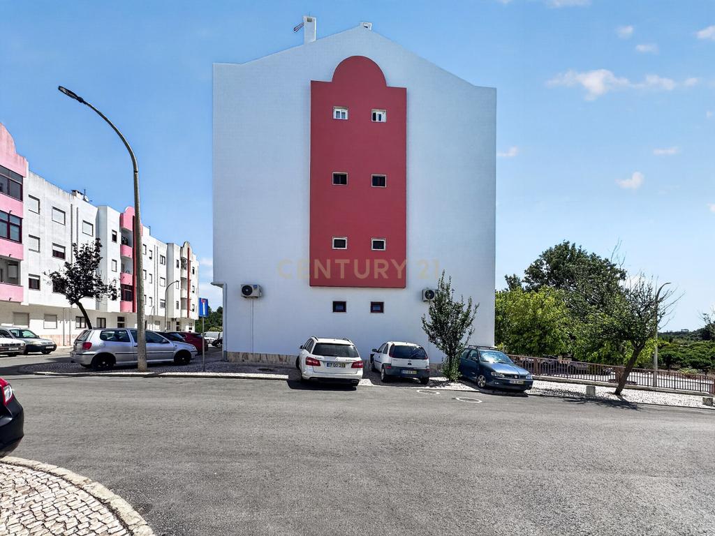 Apartamento T1 com duas frentes, excelentes áreas e arrecadação – Setúbal - Image 20
