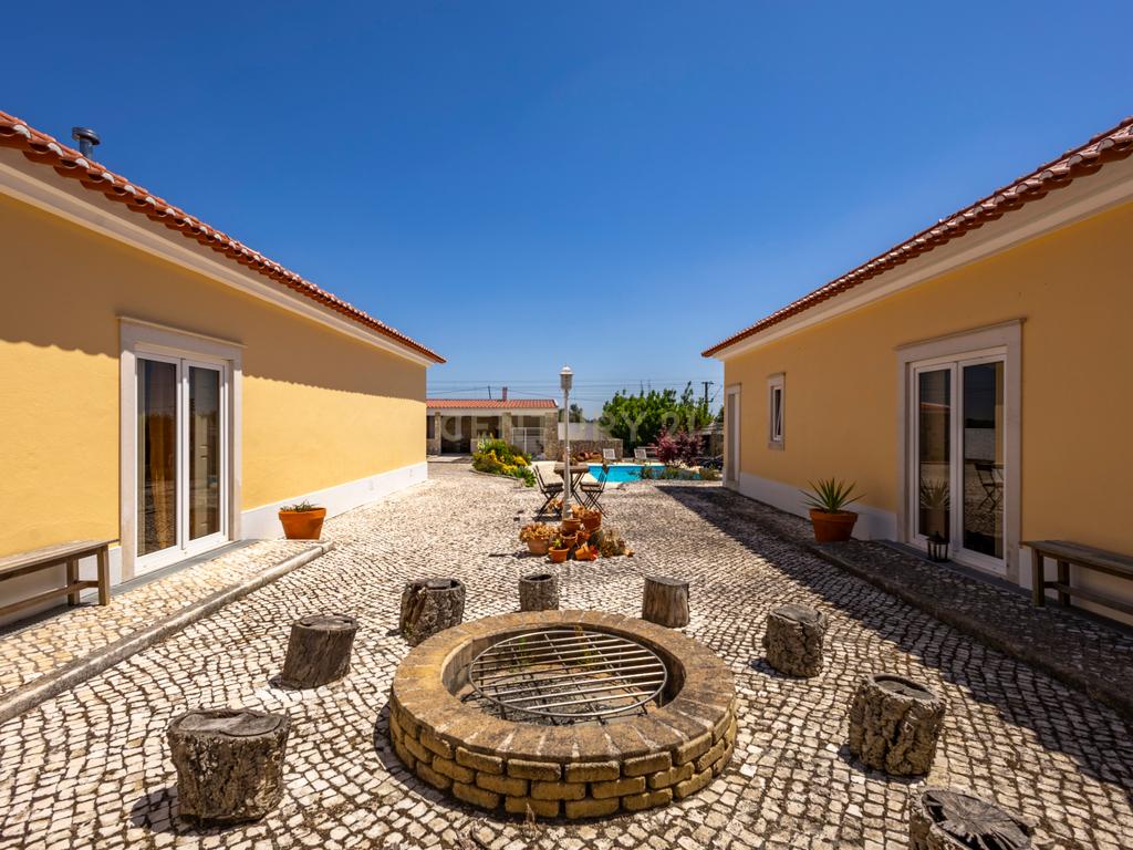 Moradia T5 Térrea com Piscina, Garagem e Lote de 2000 m² – Venda do Alcaide - Image 31