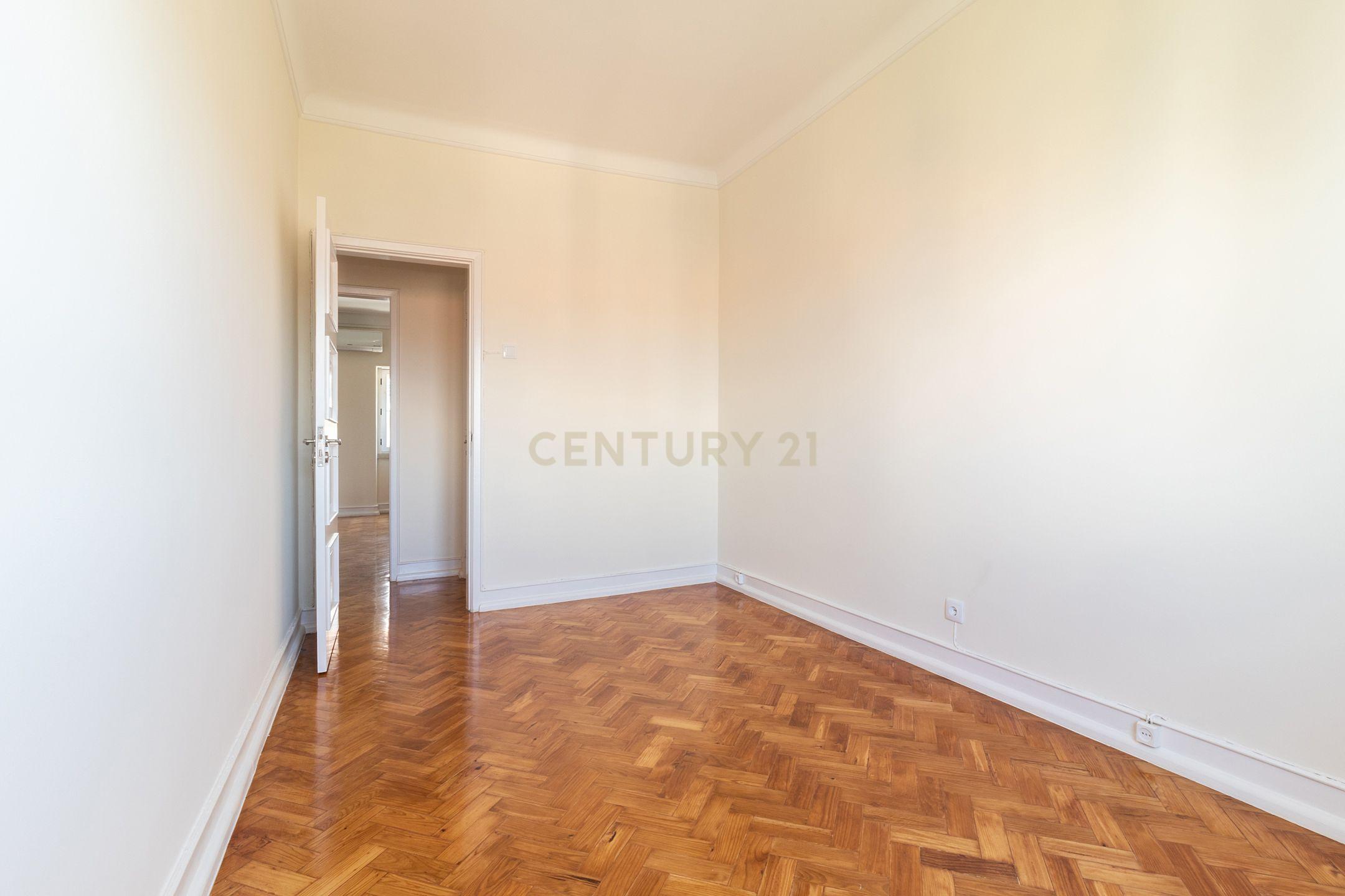 Fotografia 3 de Apartamento T4 renovado, Bairro de São Miguel, Alvalade, Lisboa. Para Arrendar!
