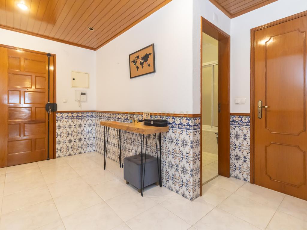 Apartamento T2 com Parqueamento, Elevador, Pronto a Habitar – Uma Oportunidade a Não Perder - Image 7
