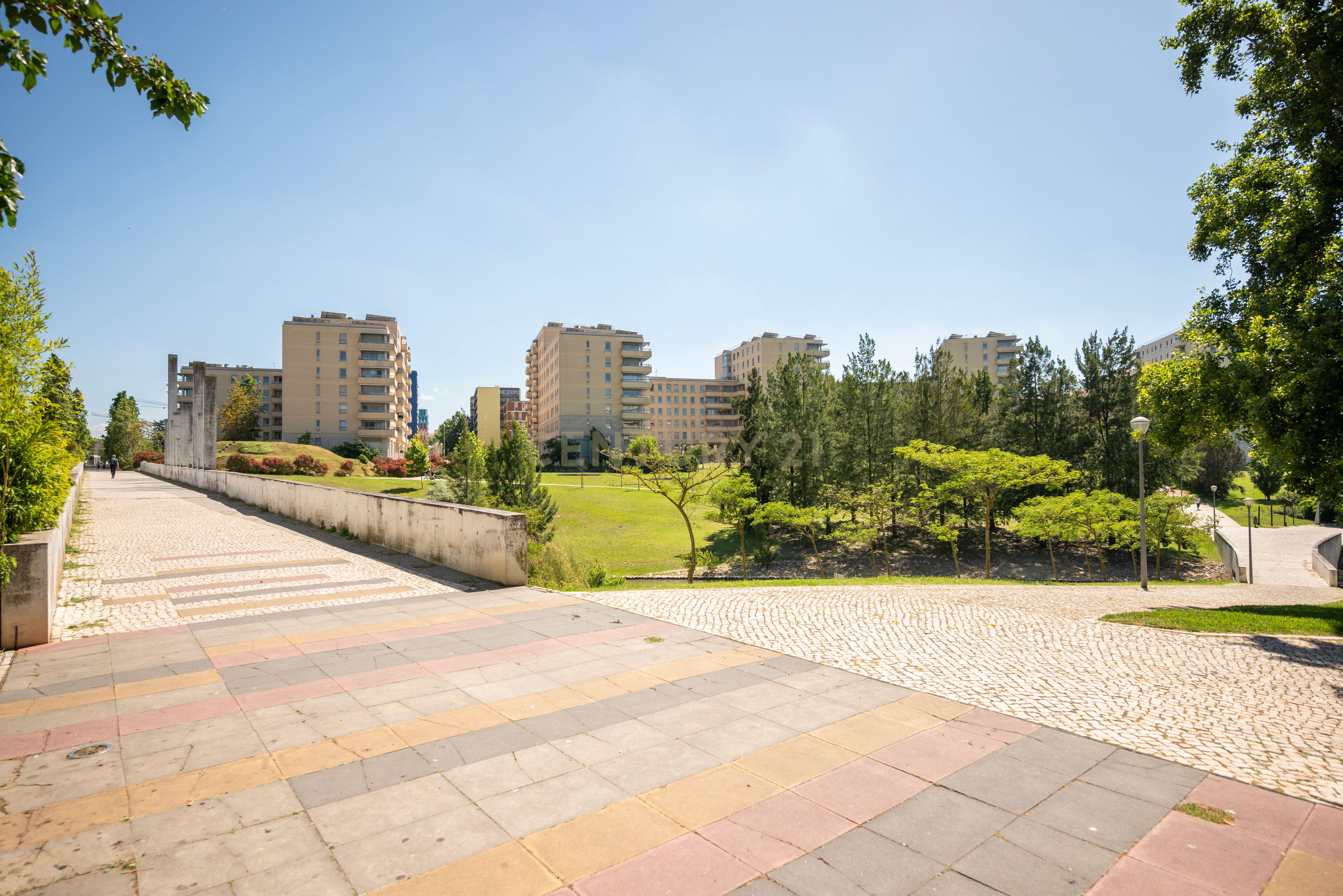 Apartamento T3 Luminoso com Vista Deslumbrante e Localização de Excelência – Parque Oeste / Quinta das Conchas - Image 28