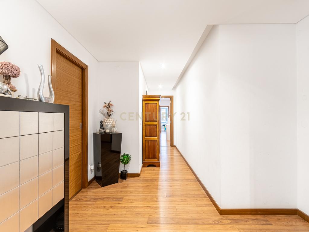 Apartamento T4 na prestigiada Urbanização Quinta do Infantado, Loures com Vista Panorâmica sobre as Lezírias - Image 3