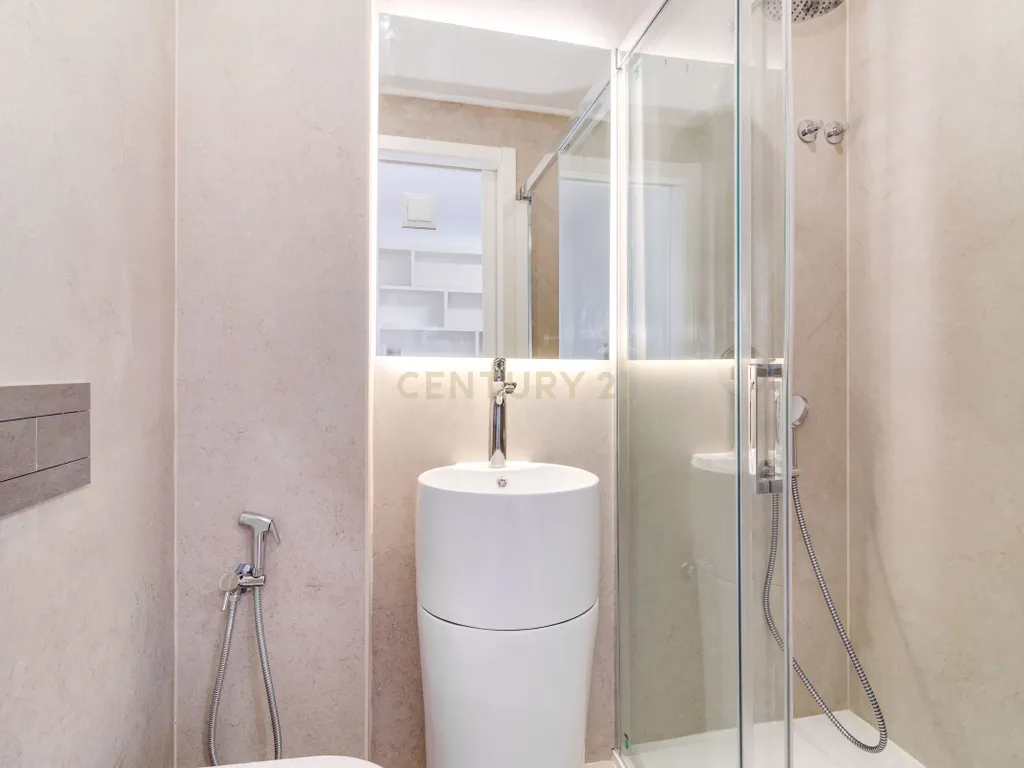 T3 TOTALMENTE RENOVADO COM VARANDA DE 21 m² NO CAMPO PEQUENO – LISBOA - Image 20