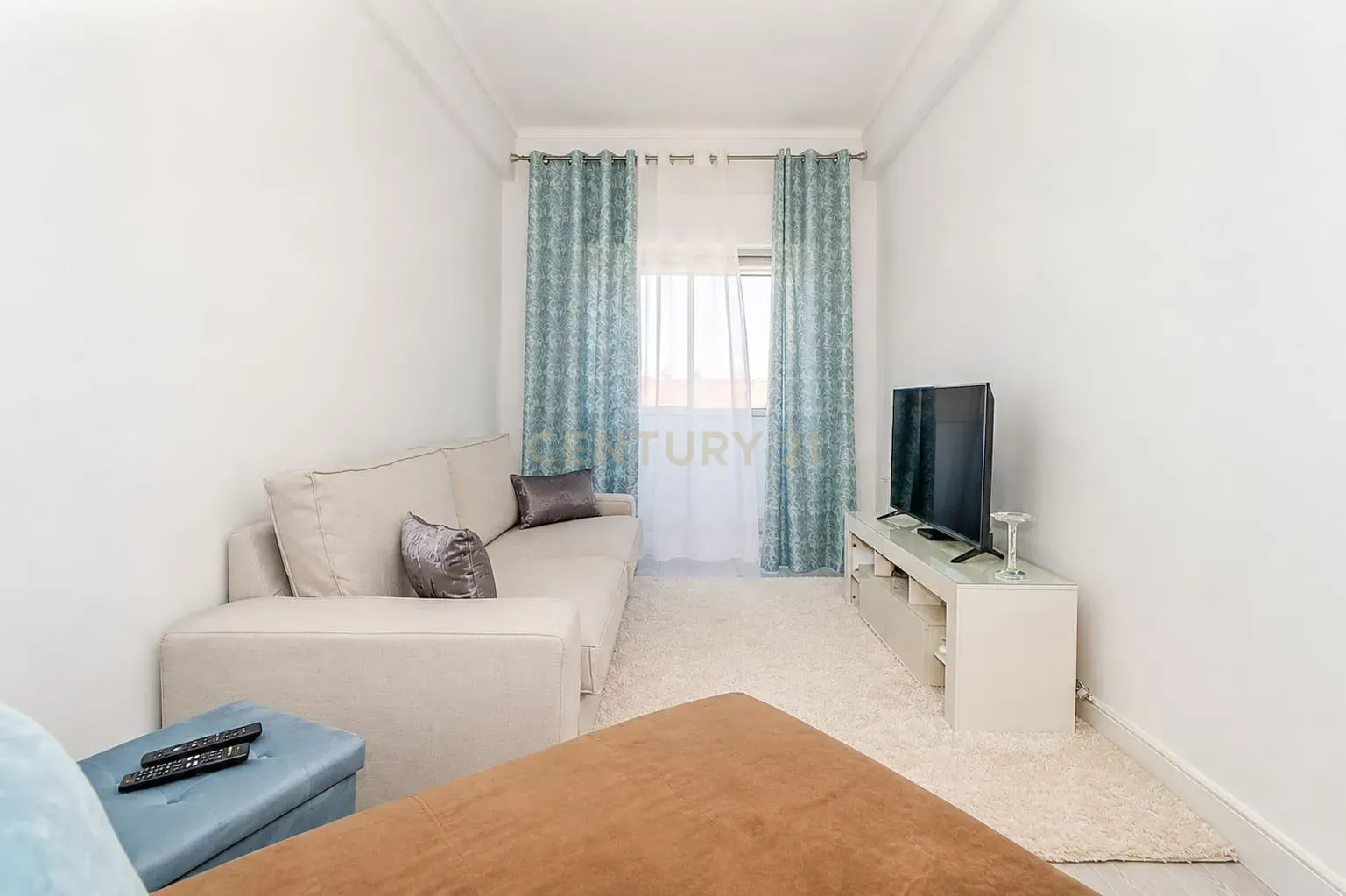 Fotografia 4 de Apartamento T2 semi-renovado com 2 marquises e muita luminosidade no Bairro Afonso Costa | Praceta Dom Paio Peres Correia, Setúbal