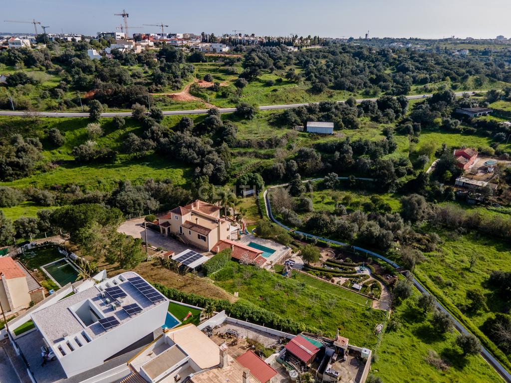 ESPETACULAR MORADIA COM PISCINA, GARAGEM, JARDIM E TERRENO - Image 7