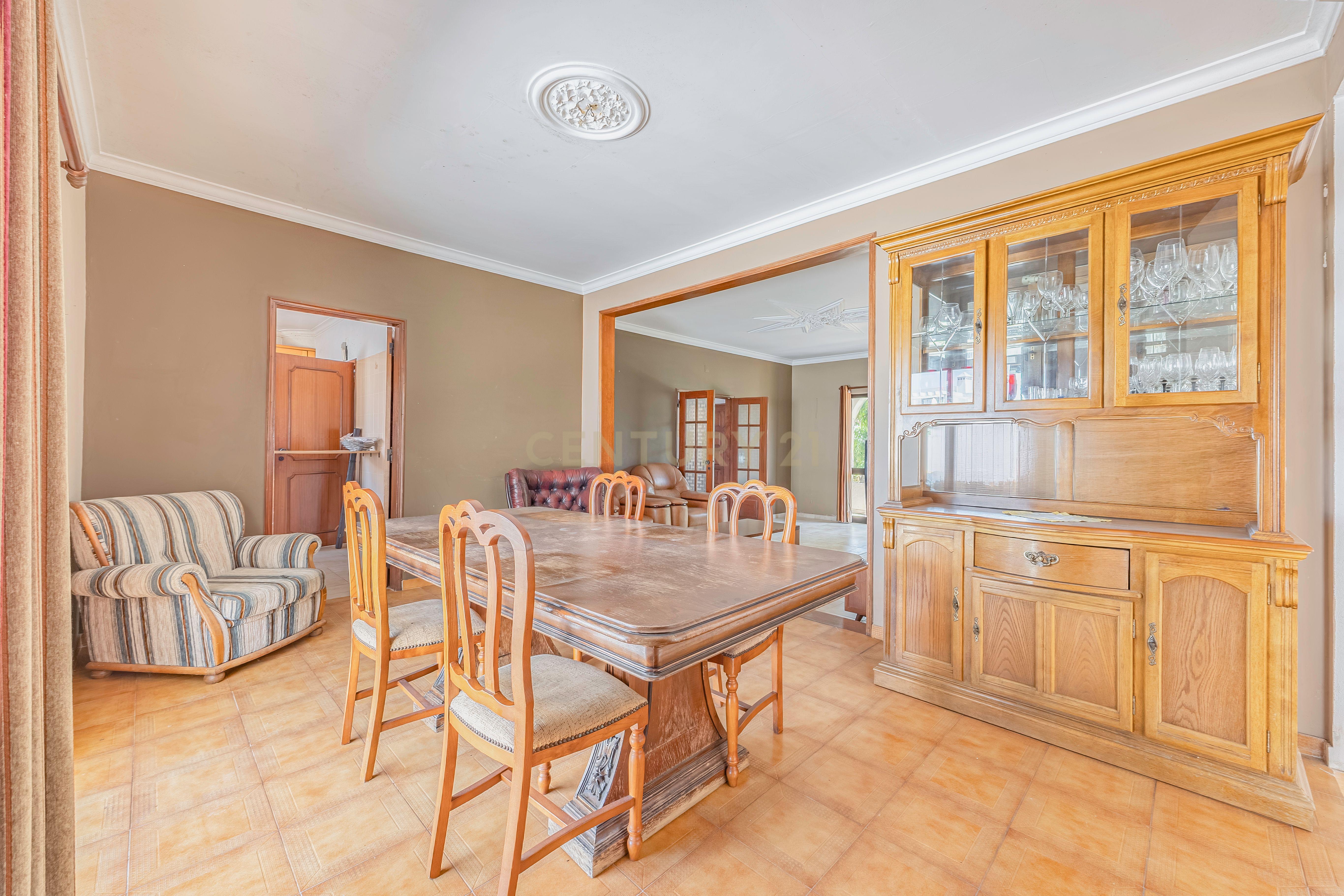Fotografia 6 de Moradia T5 na zona das Gambelas,  Montenegro, Faro - Oportunidade Única