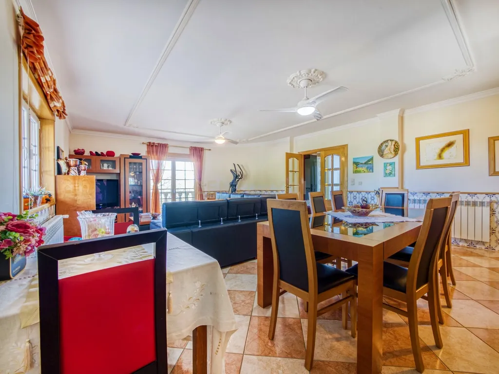 Moradia localizada na capital de distrito, no coração do Nordeste Transmontano. - Image 17