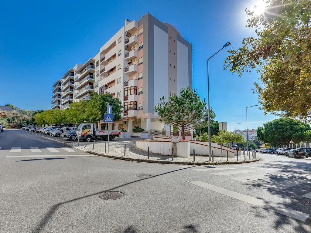 T3 RENOVADO COM VARANDAS E PARQUEAMENTO, EM ALMADA - Image 29