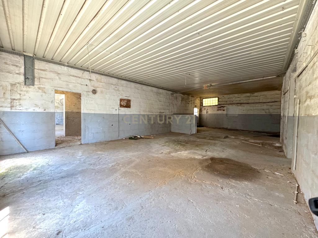 Moradia com 4 quartos, 3 armazéns e muito potencial em Freamunde, Paços de Ferreira - Image 24