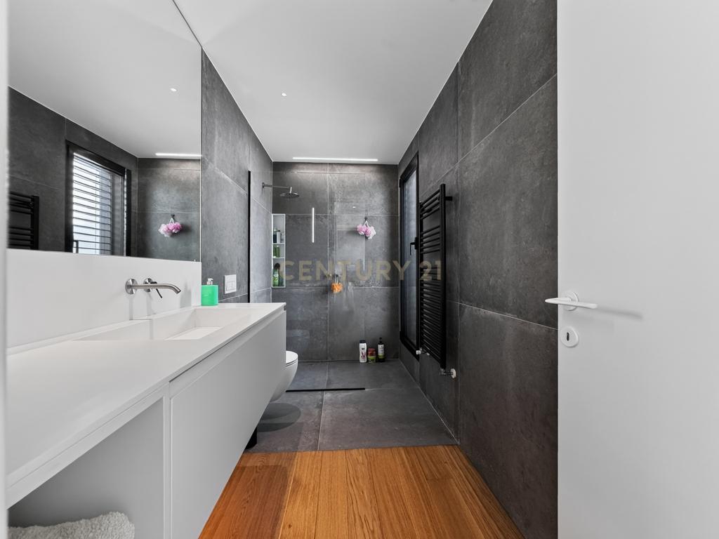 Moradia T3 de Excelência na Aroeira – Conforto, Elegância e Qualidade de Construção - Image 10