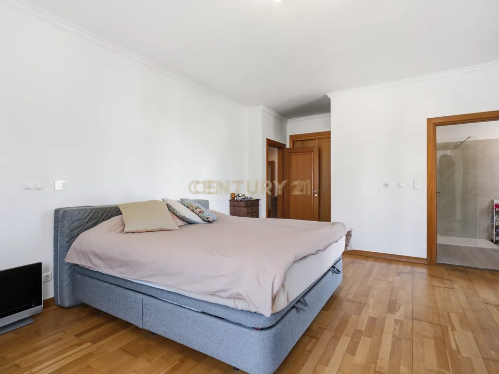 Elegante Apartamento T3 no Estoril com Box Fechada para 3 carros a poucos metros da praia - Image 26