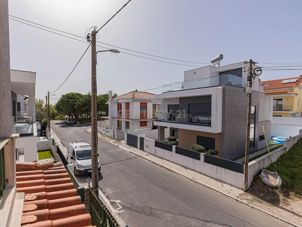 Moradia T4 com 3 Pisos + Sótão e Garagem — Famões - Image 42