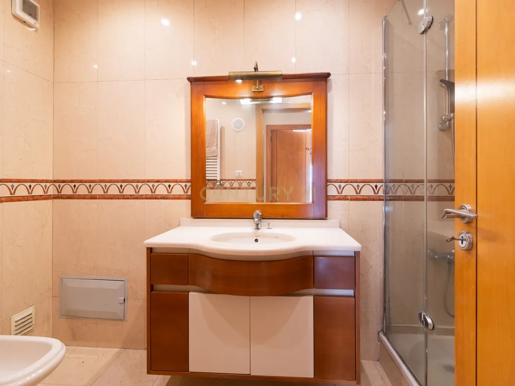 Apartamento T4 no Centro de Odivelas com Parqueamento para 3 Viaturas - Image 25