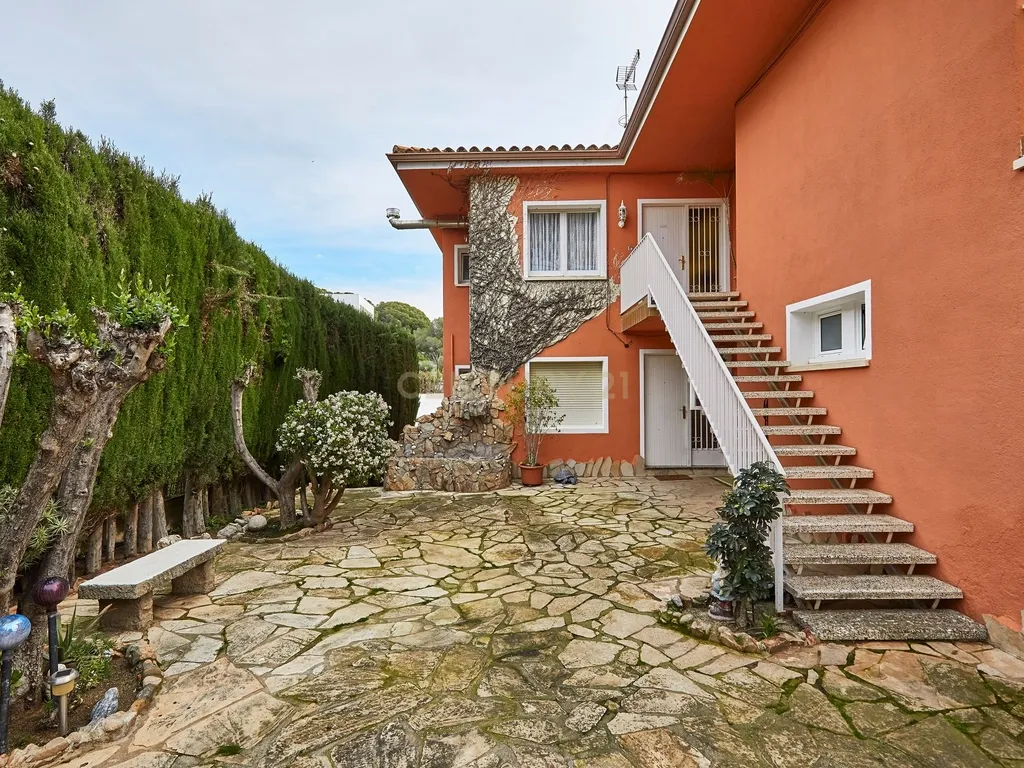 Moradia com vista para o mar e 3 habitações independentes em Canet de Mar - Image 58