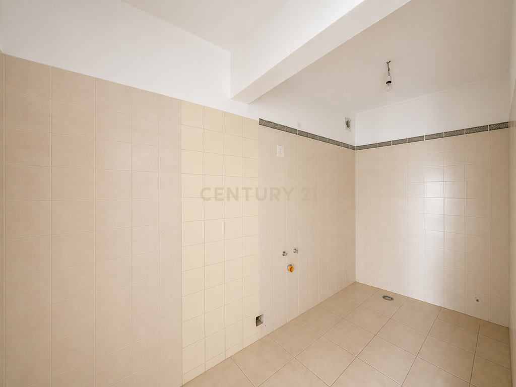 Loja Comercial para Arrendamento no Centro de Lagoa, Algarve. - Image 9
