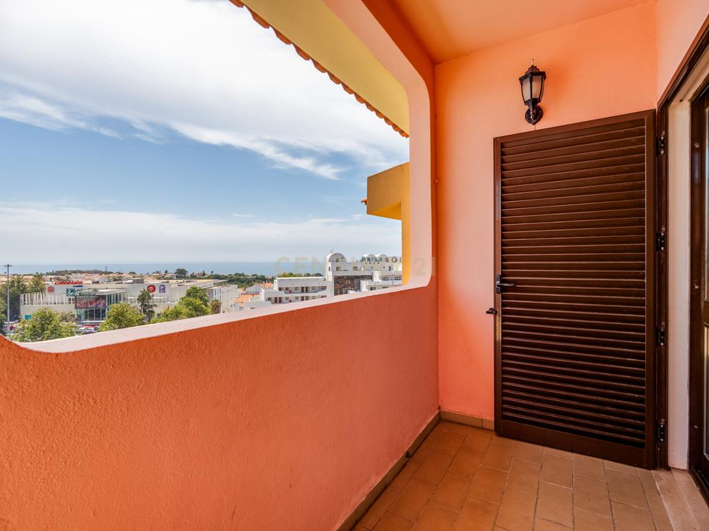 Apartamento com piscina, elevador e vista mar, no centro de Albufeira - Image 8