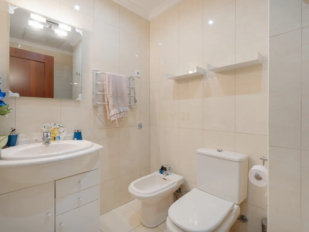 Penthouse Exclusiva T5 – Luxo, Conforto e Espaço em Pleno Coração da Cidade - Image 29