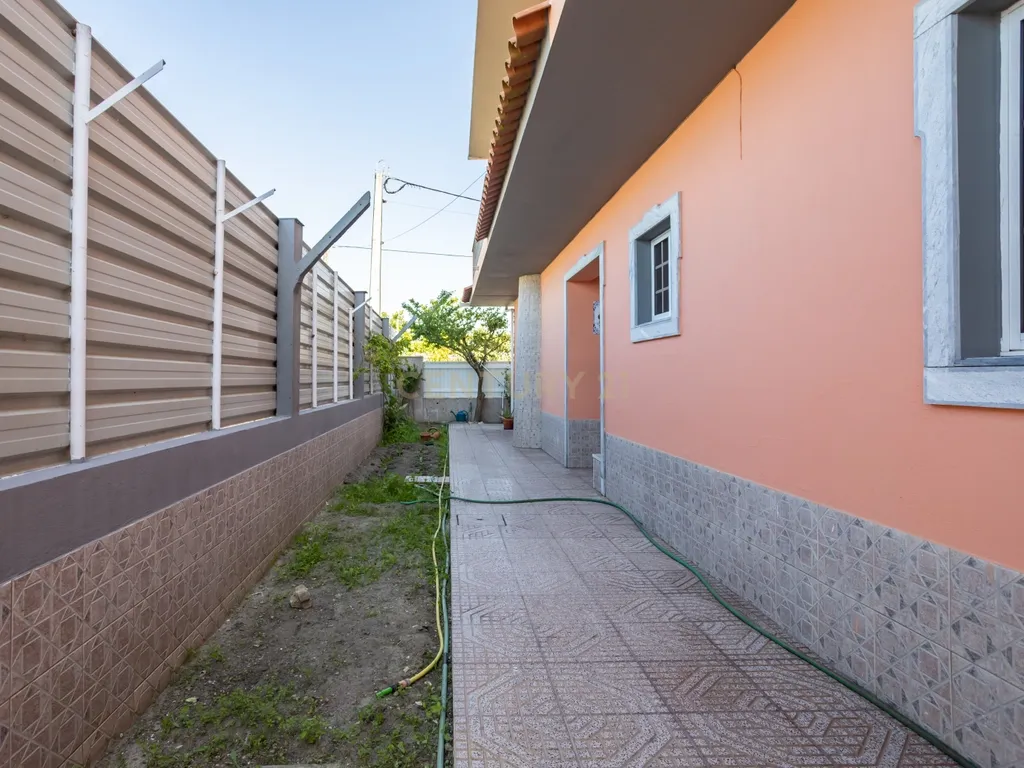 Moradia T4 com garagem e espaço exterior em Fernão Ferro (Em Avos) - Image 7