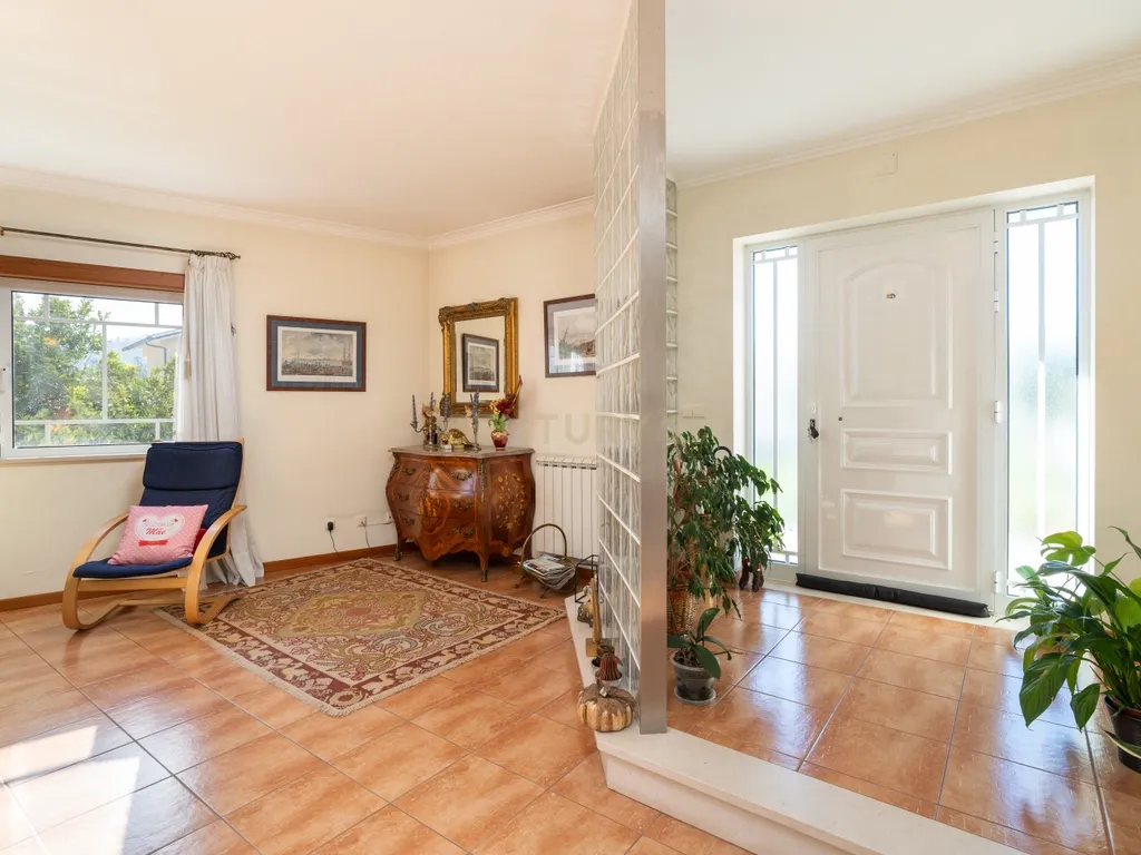 Moradia T4 com sótão versátil e excelentes acessos – uma oportunidade única - Image 4