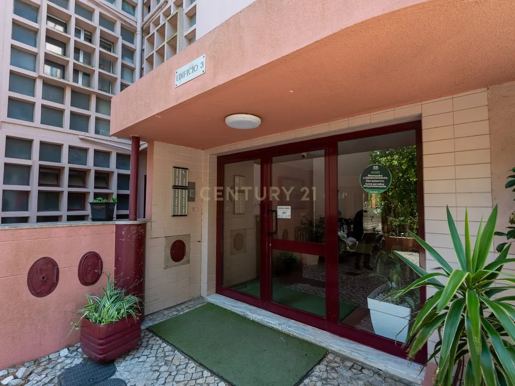 Apartamento de tipologia T2, totalmente renovado, localizado em Santo António dos Cavaleiros – Loures. - Image 3