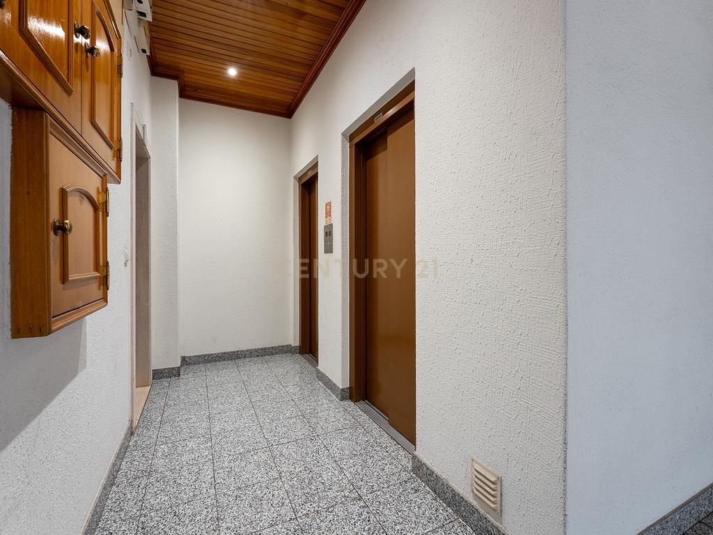Apartamento T1 com garagem e arrecadação no Casal de São Brás, Amadora - Image 18