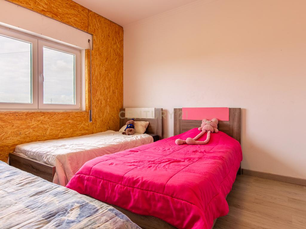 Excelente Apartamento de 4 Assoalhadas com Terraço e Sótão Independente na Quinta do Conde. - Image 24