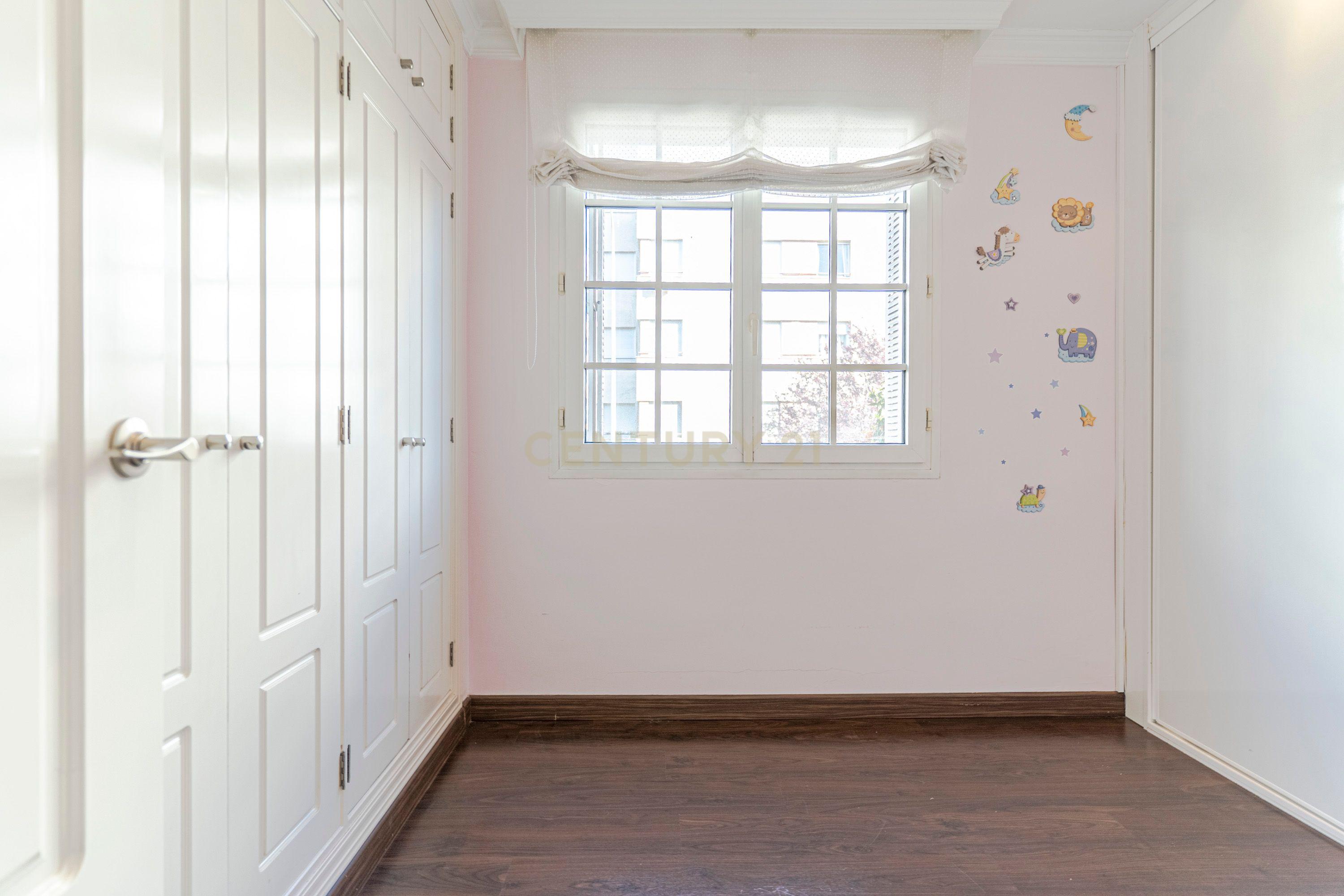 Apartamento Renovado em Granada com Garagem e Segurança - Image 11