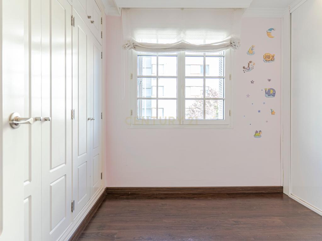 Apartamento Renovado em Granada com Garagem e Segurança - Image 11