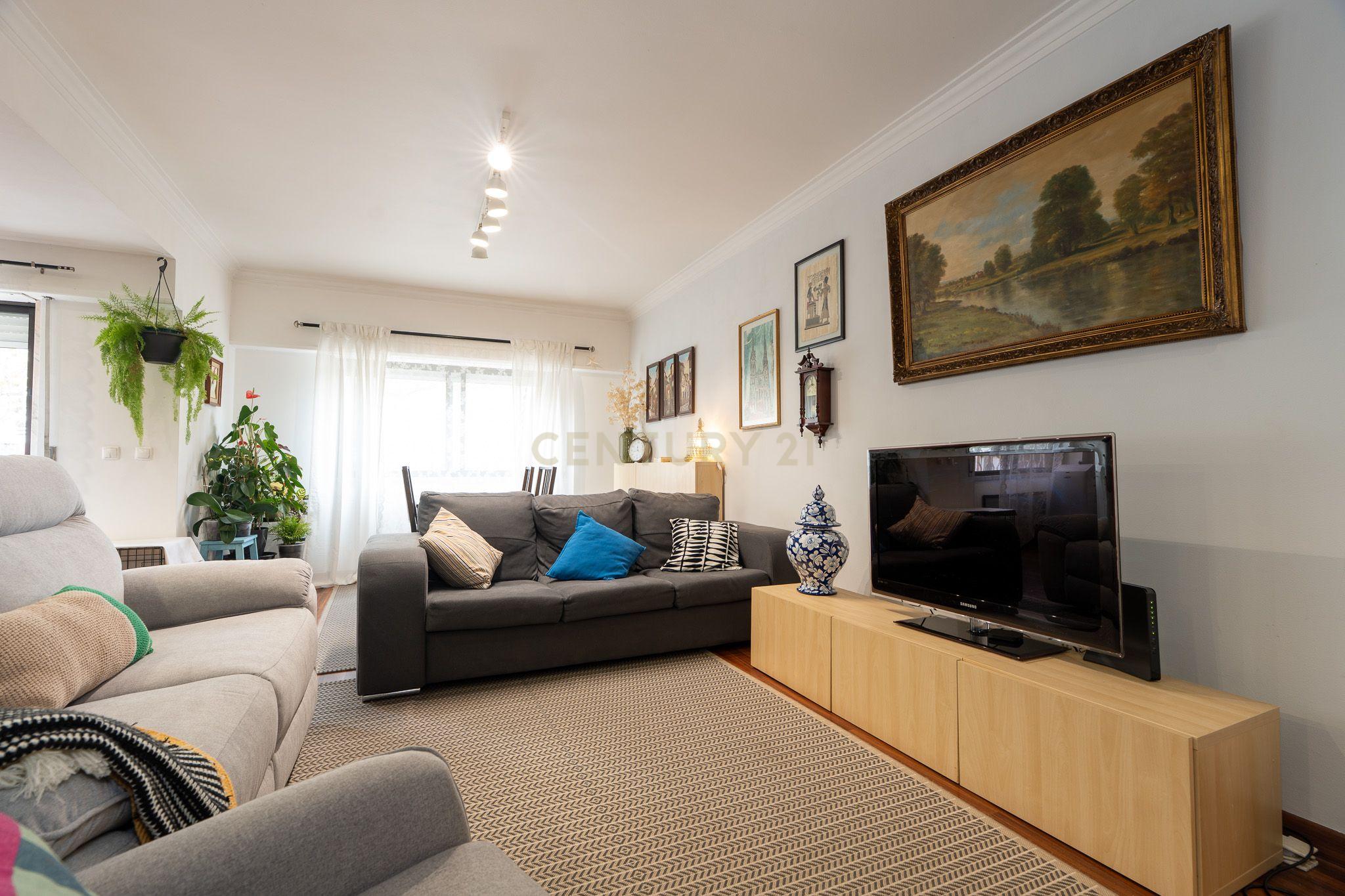Apartamento T3 com garagem para 2 viaturas Monte Abraão - Image 4