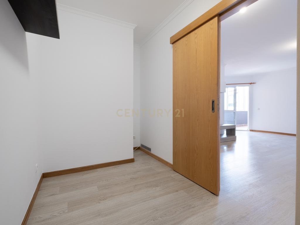 Apartamento T2 para Arrendamento – Centro do Funchal, Ilha da Madeira - Image 5