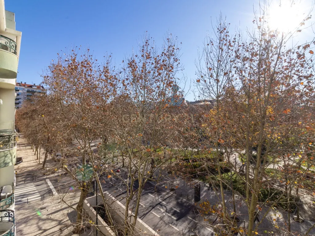 T3 TOTALMENTE RENOVADO COM VARANDA DE 21 m² NO CAMPO PEQUENO – LISBOA - Image 33