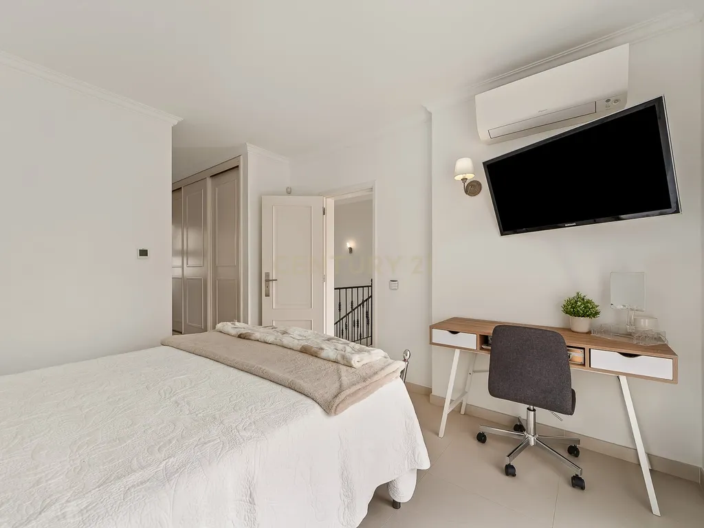 Moradia T4 em Ferragudo, próxima a praias, com Piscina aquecida, Bar e Lounge Exterior - Image 37