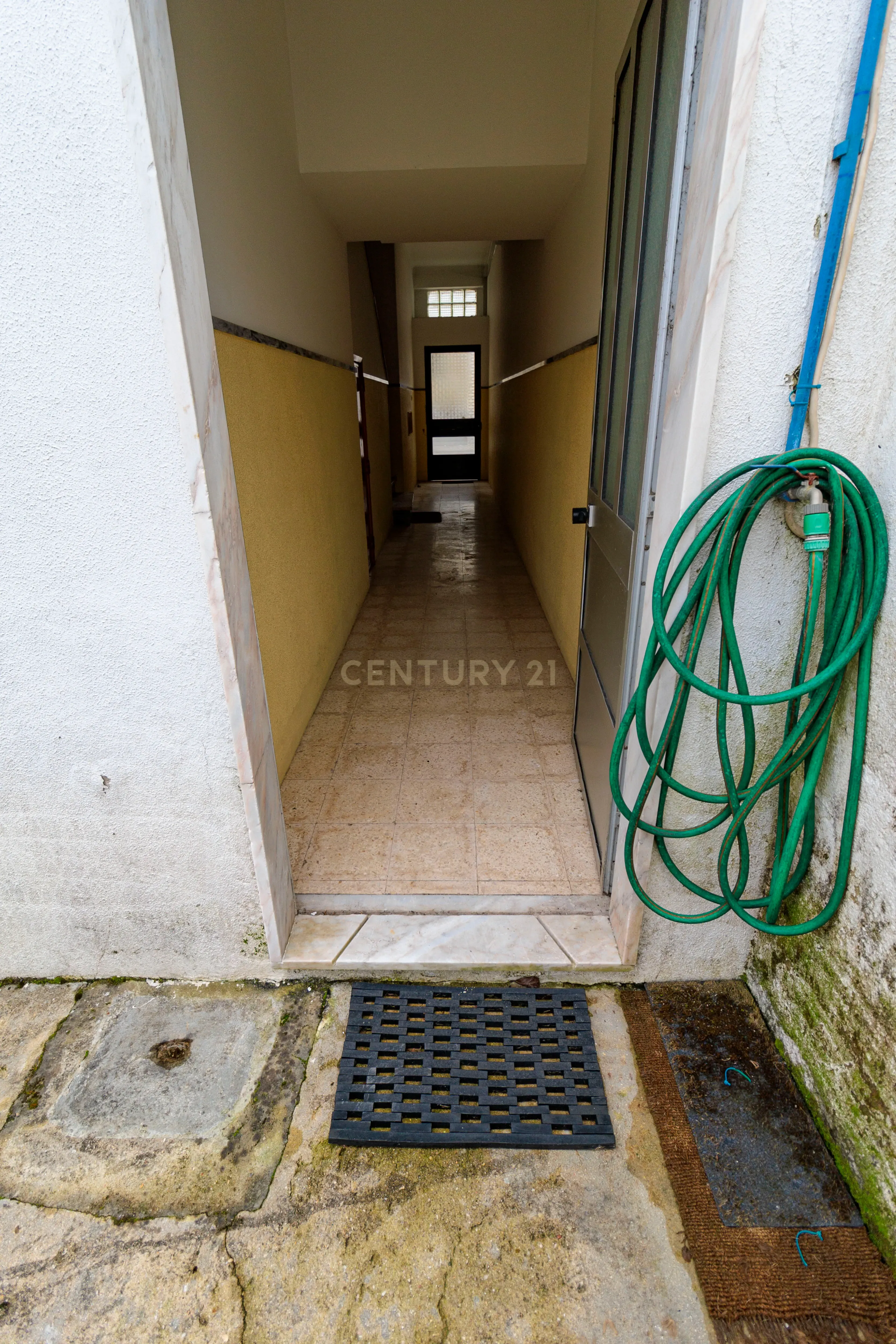 1º andar de moradia T2+1 Remodelado em Pinhal Novo, centro, com Jardim e arrecadação. Estacionamento fácil. - Image 51