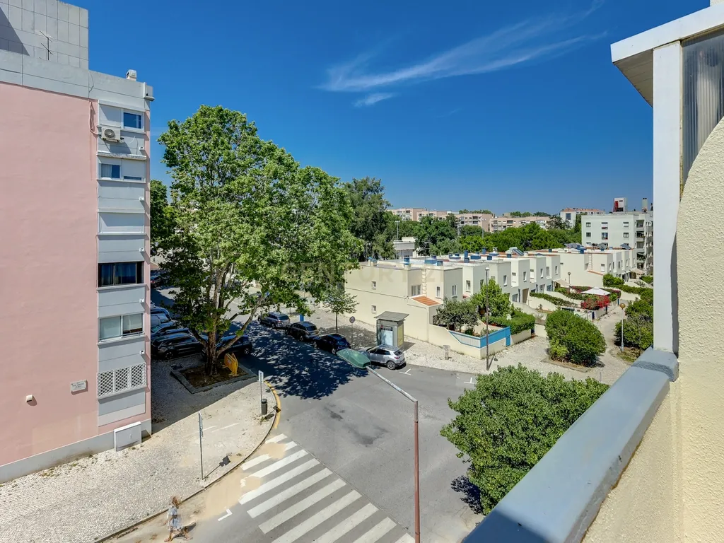 Apartamento T4 Duplex no coração de Telheiras - Image 24