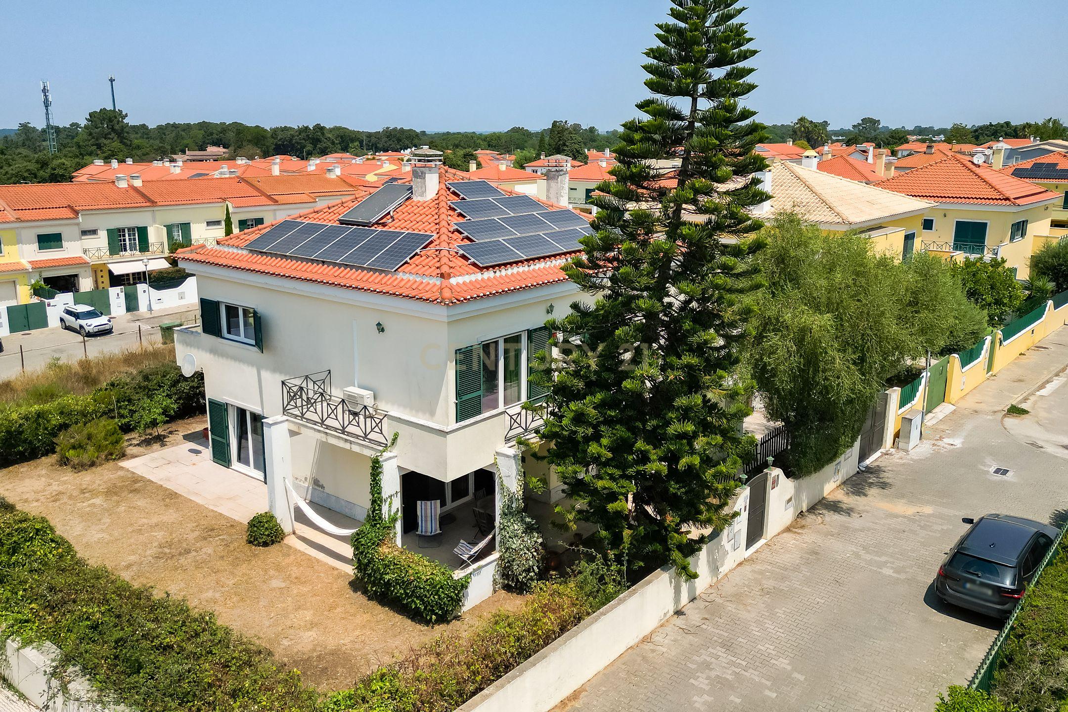 Fotografia 3 de Moradia T5 isolada, implantada num lote de terreno com 466 m², situada numa zona residencial tranquila de Aldeia de Irmãos, em Azeitão.
