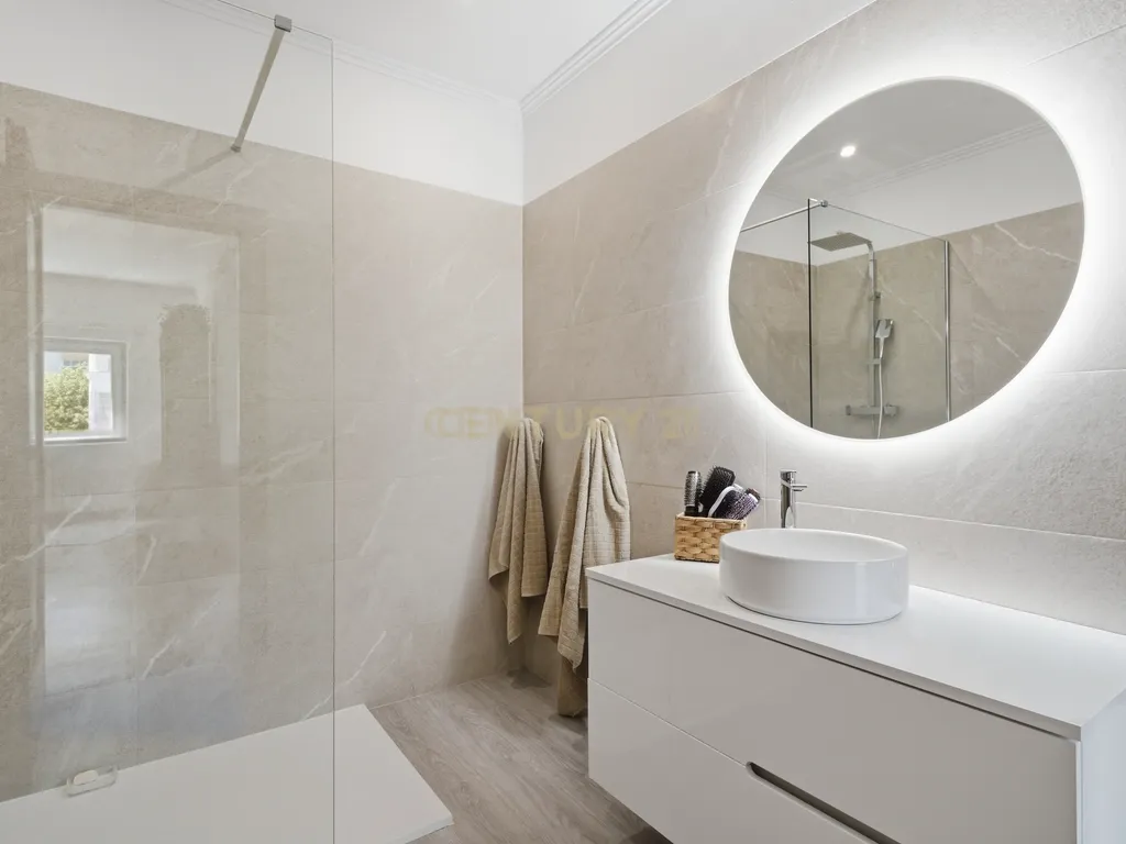 Elegante Apartamento T3 no Estoril com Box Fechada para 3 carros a poucos metros da praia - Image 30