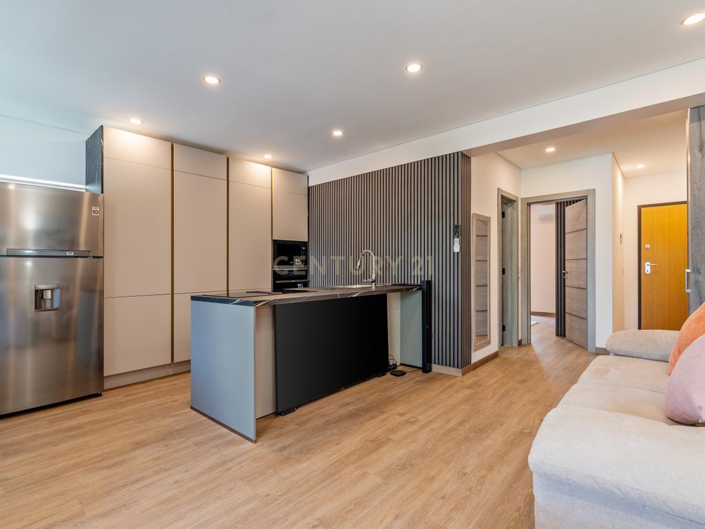 Apartamento T1  completamente remodelado com 2 varandas - Image 2