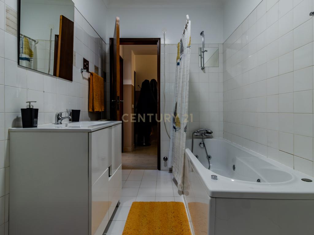 Moradia multifamiliar com rendimento imediato | 2.000 m² de terreno | A apenas 4,5 km de Fátima - Image 24