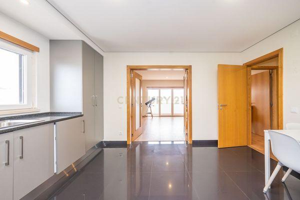 Apartamento T3 construído em 2019, com Varanda e Parqueamento, em Setúbal - Image 11
