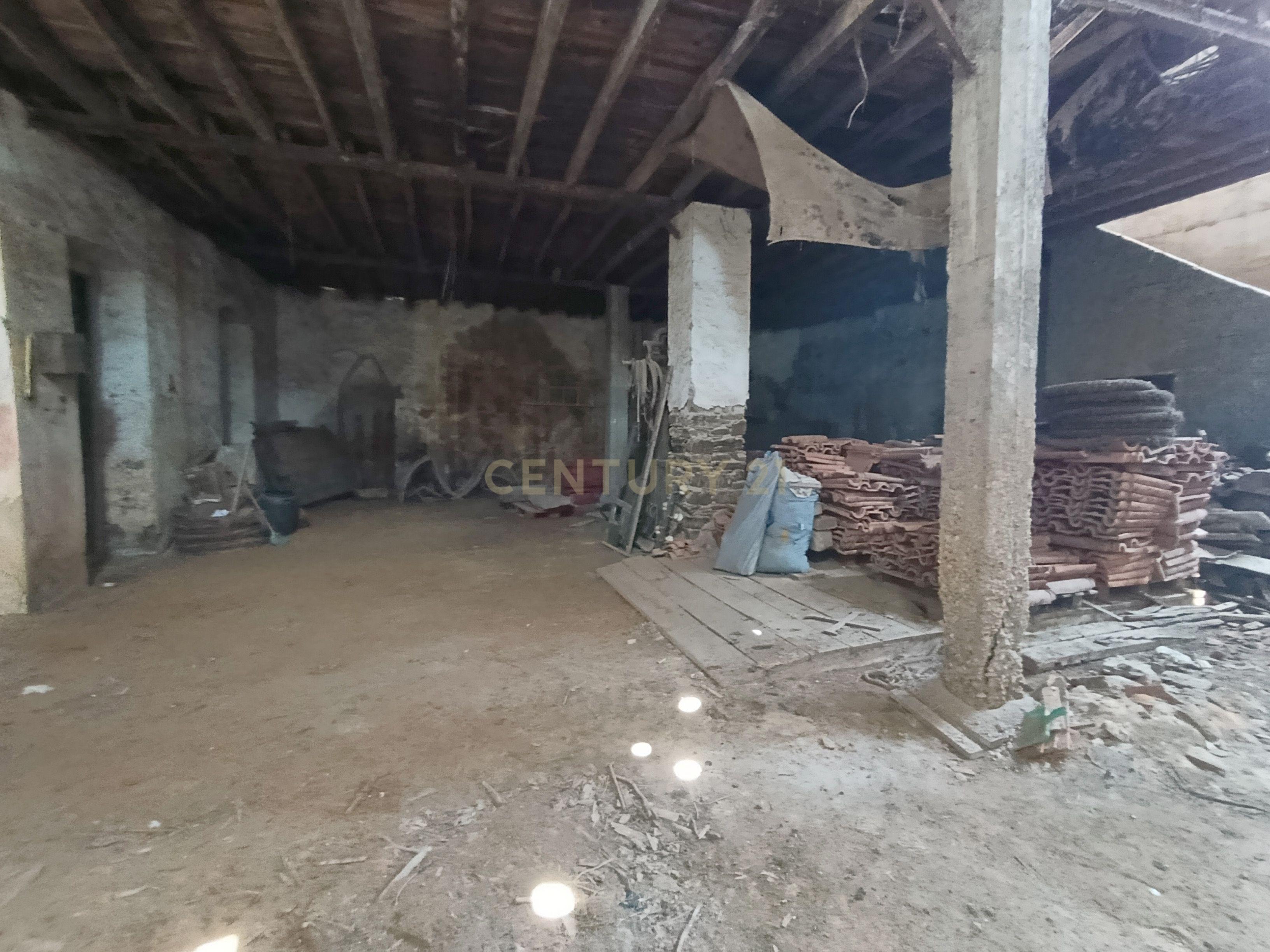 Fotografia 8 de Armazém para Recuperar em Santana da Serra – Oportunidade de Investimento a Apenas 15 Minutos do Algarve
