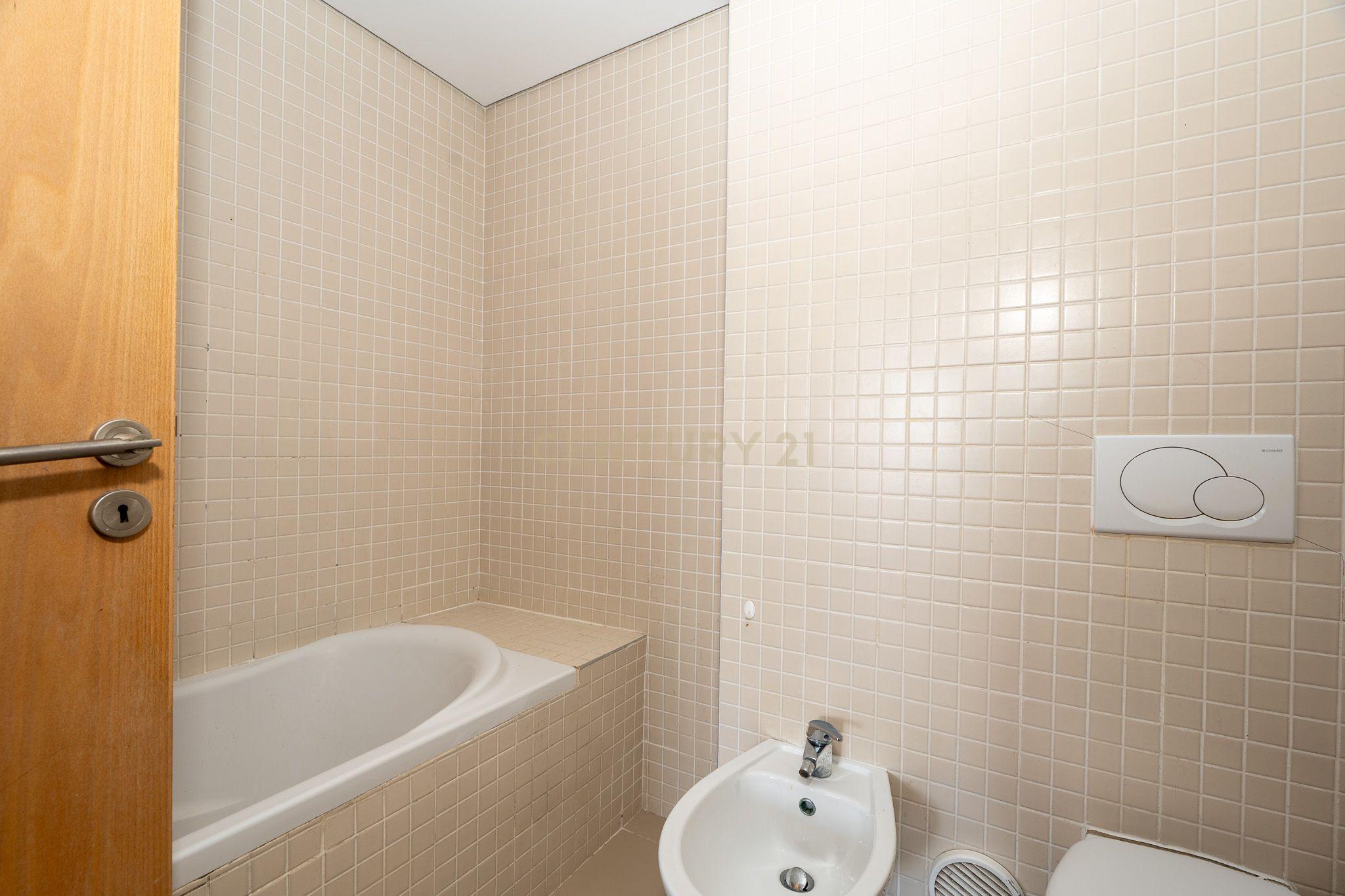Excelente Apartamento T2 em Braço de Prata - Image 23