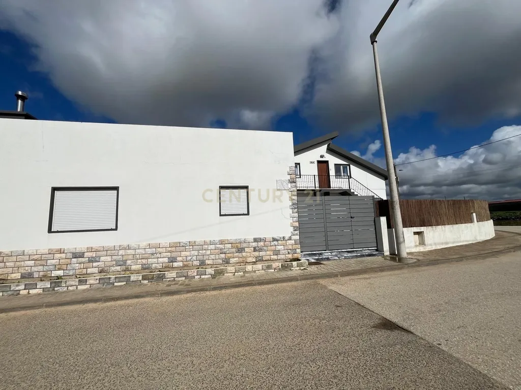 Moradia com quatro apartamentos independentes, três T2 e um T3 em Atouguia da Baleia. Ideal para famílias ou grupos, preparada para turismo ou para arrendamento de longa duração. - Image 7