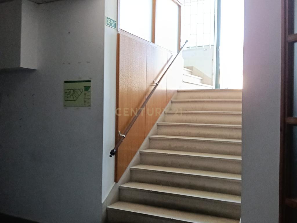 Arrenda-se – Espaço Comercial na Ameixoeira - Image 2