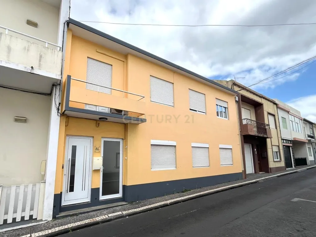 Moradia com Elevada Rentabilidade | Alojamento Local + Arrendamento | São Pedro – Ponta Delgada - Image 1