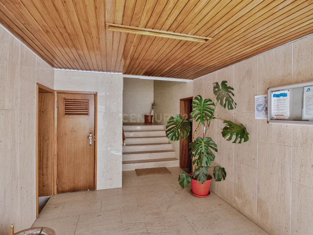 Apartamento Renovado com Vista Panorâmica em Braga - Image 25