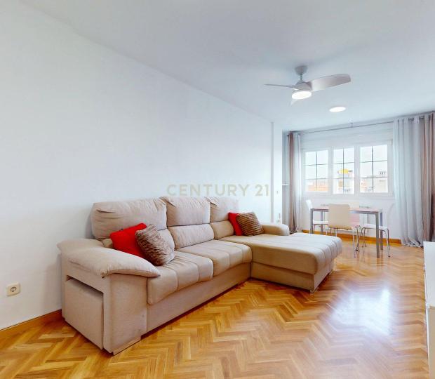 Se vende atractivo dúplex con trastero en Coslada, ubicado en una zona con fácil acceso al metro y a la estación de Cercanías. - Image 1
